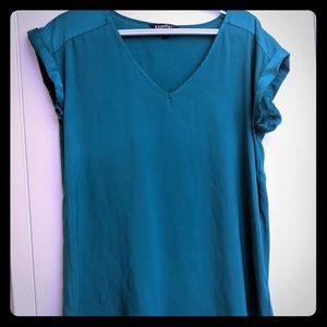 Green satin-like v-neck dressy tee